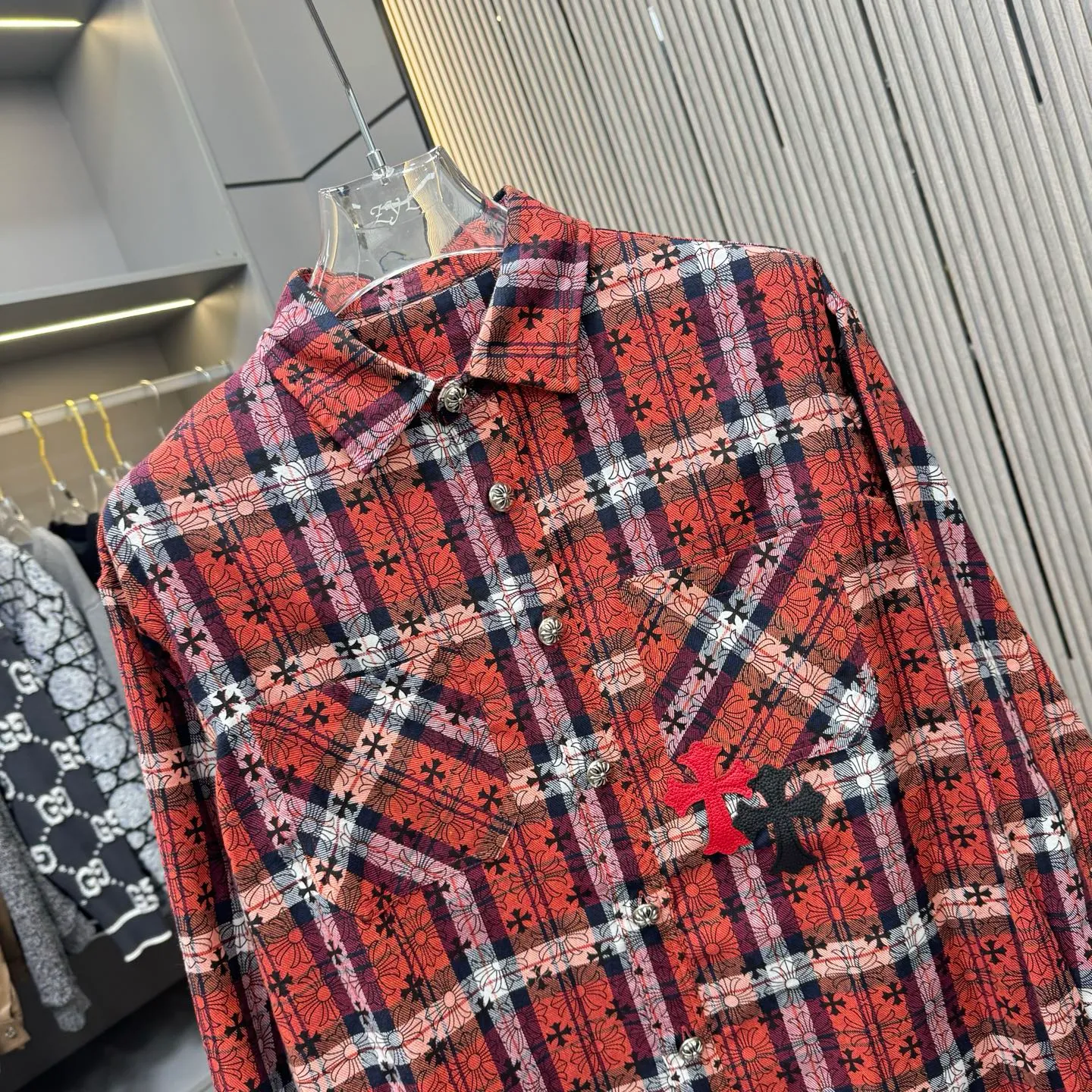 🅿️290 new arrival🆕 CH Crow Heart Horseshoe printing technology with hardware fasteners | Mid-length shirt jacket with lapel, horseshoe logo woven; letter logo buttons, the upper body effect is straight and stylish; cuff buttons are all cross buttons, and the inside is hemmed; noteworthy details are closed, the square mark on the hem must be a three-line motorcycle, not a flat machine sewing. A single piece is overweight. This quality is only available in red. Color: picture color. Size: S-xxl.